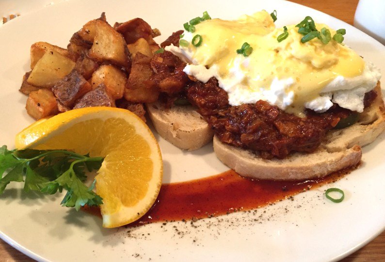 Pulled pork eggs Benedict