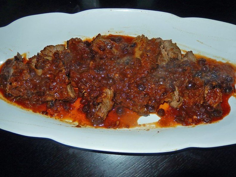 Brisket with sweet and sour raisin sauce